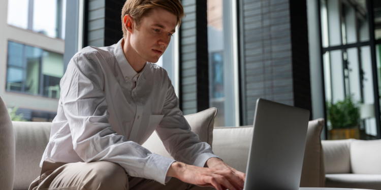 Россиянам напомнили о шестидневной рабочей неделе в конце октября Россиянам напомнили о шестидневной рабочей неделе в конце октября