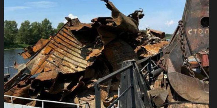 В Рязанской области из Оки извлекли фрагмент затонувшей баржи