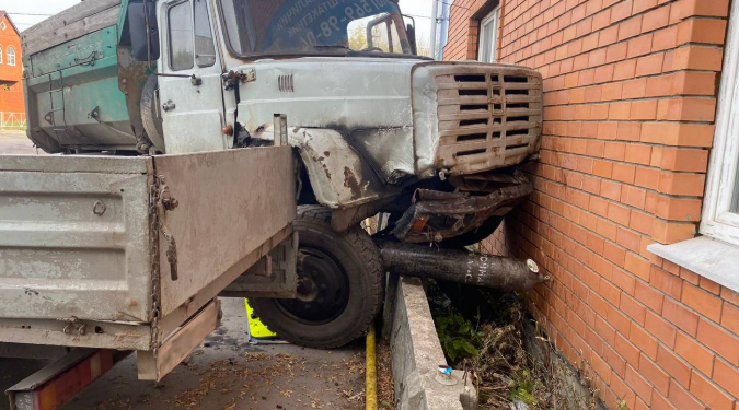 В рязанском Скопине водитель грузовика при столкновении с легковушкой сбил пешехода