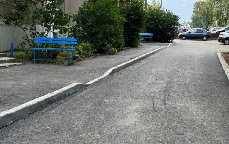 На улице Кирпичный завод прошла приемка работ по благоустройству придомовой территории