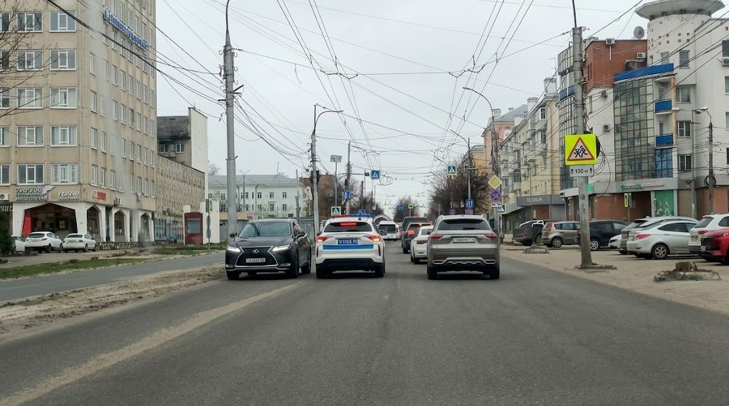 В Рязани патруль ДПС остановил нарушителя, заехавшего под «кирпич»