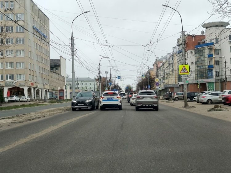 В Рязани патруль ДПС остановил нарушителя, заехавшего под "кирпич"