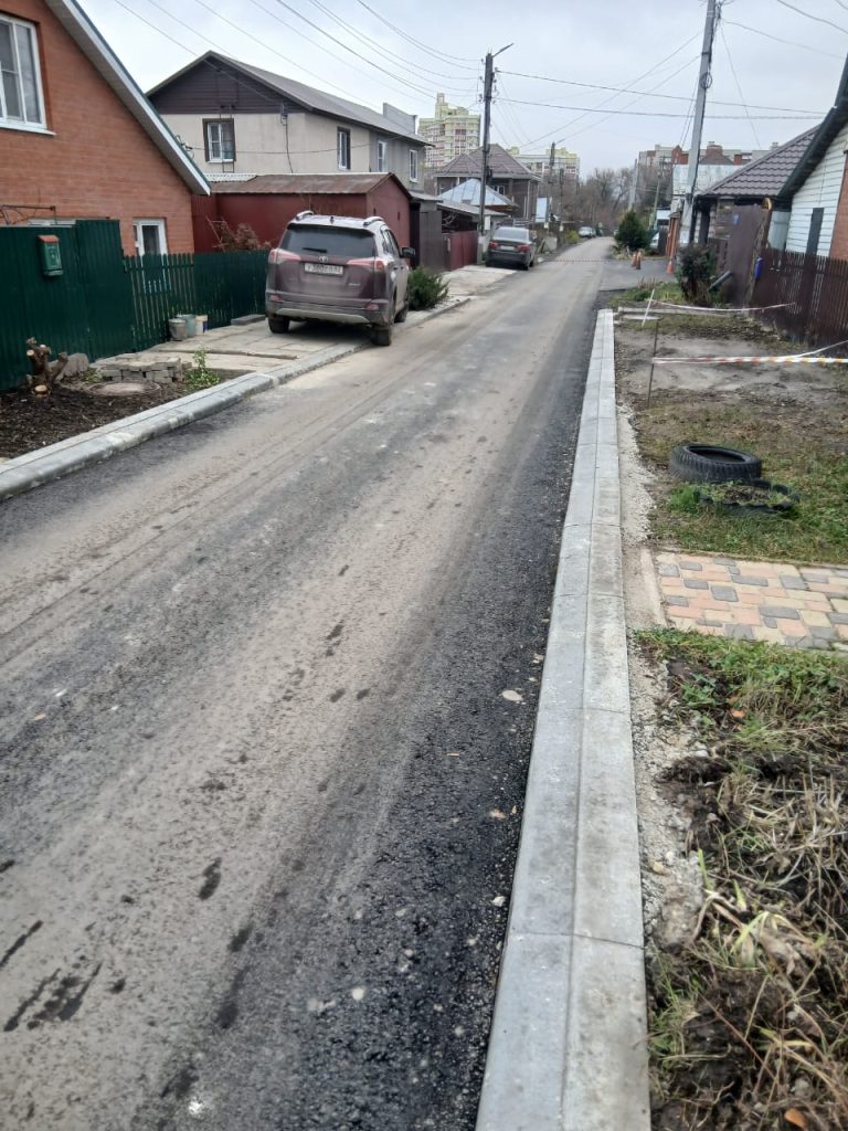 По улице 1-ый Новопавловский проезд в Рязани завершили асфальтирование дороги