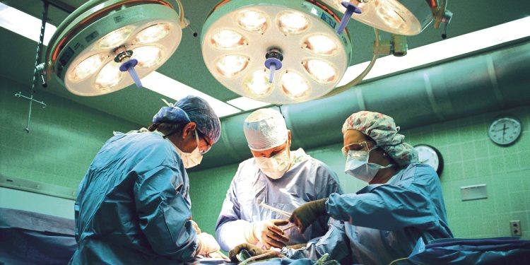 Российские врачи спасли мальчика после выстрела в шею