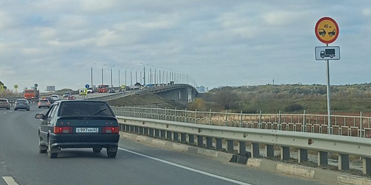 На Солотчинском мосту установили новый дорожный знак