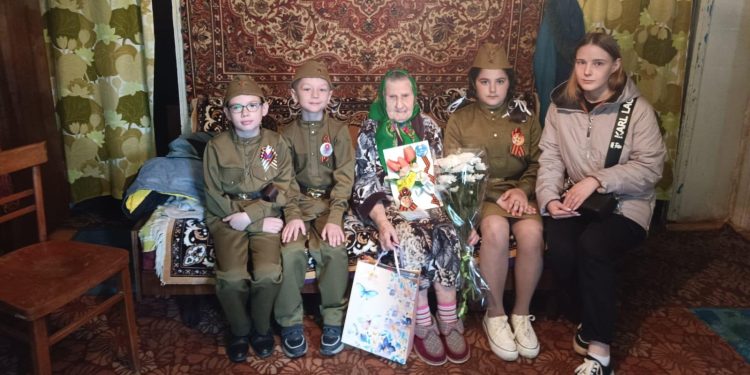 Рязанские школьники поздравили с наступающим Днем Победы ветерана ВОВ Марию Гаврилову