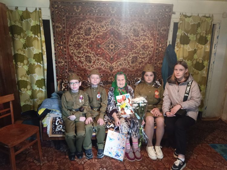 Рязанские школьники поздравили с наступающим Днем Победы ветерана ВОВ Марию Гаврилову