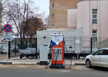 На улице Либкнехта установили еще одну зарядную станцию для электромобилей