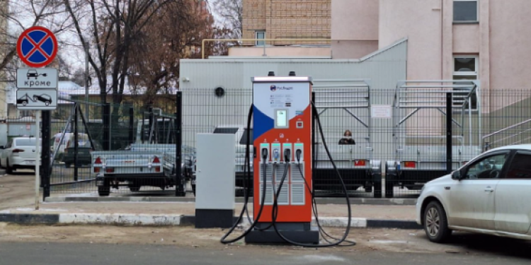 На улице Либкнехта установили еще одну зарядную станцию для электромобилей