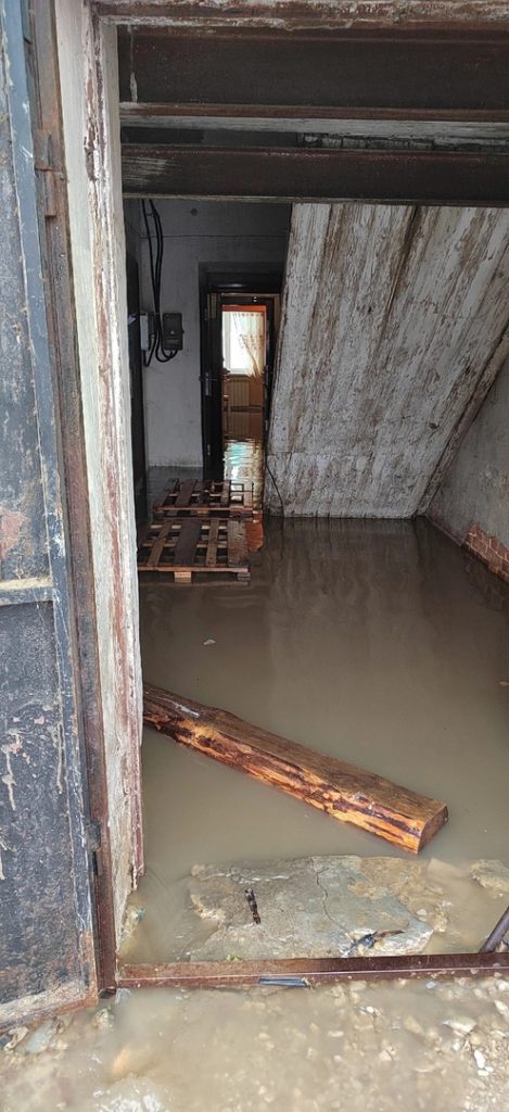 В рязанском Скопине затопило первый этаж жилого дома