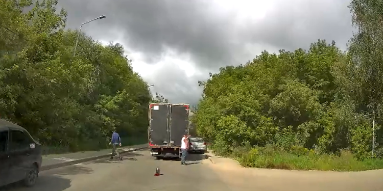 12 августа в рязанском Дягилеве грузовик перекрыл автодорогу