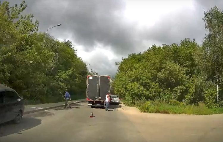 12 августа в рязанском Дягилеве грузовик перекрыл автодорогу