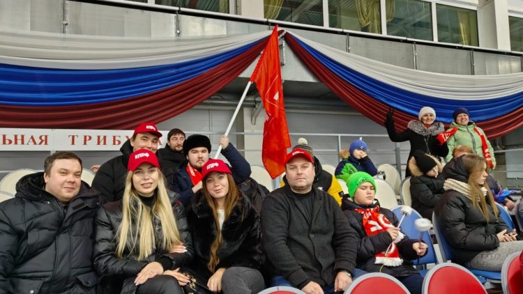 Хоккейная команда КПРФ снова на льду!