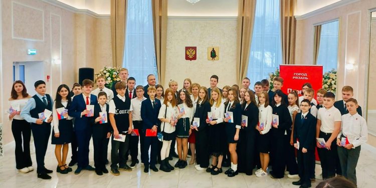 39 рязанских школьников получили свои первые паспорта