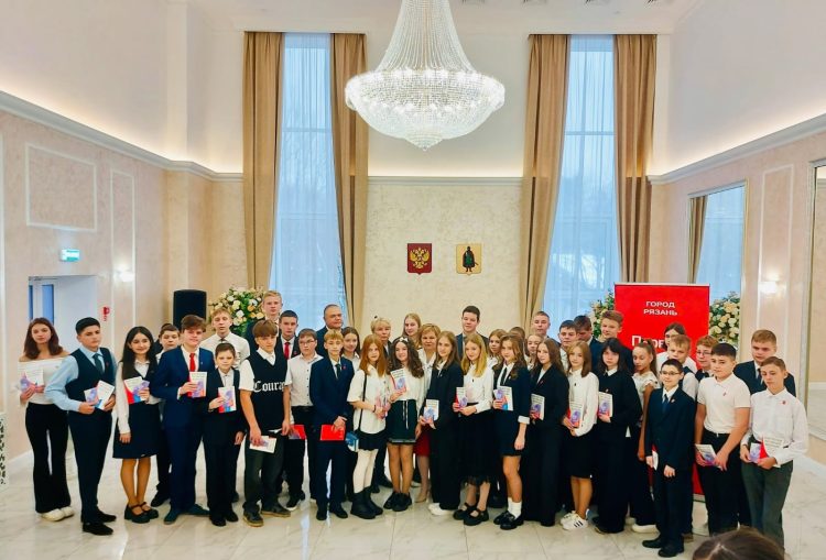 39 рязанских школьников получили свои первые паспорта