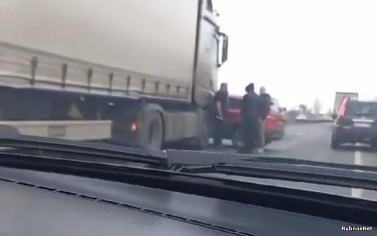 В Рыбновском районе на трассе водитель фуры "подмял под себя" легковушку