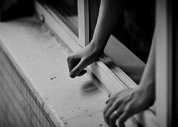 В Рязани из окна 12-го этажа многоэтажки выпала 14-летняя девочка