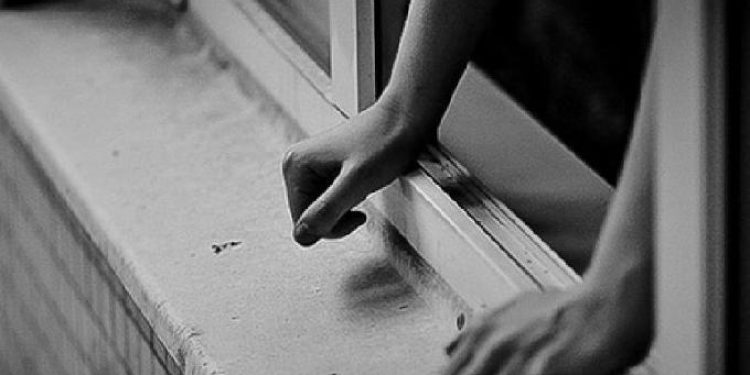 В Рязани из окна 12-го этажа многоэтажки выпала 14-летняя девочка