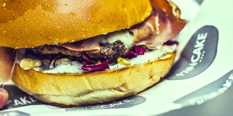 В Рязани мусульманину продали бургер с беконом