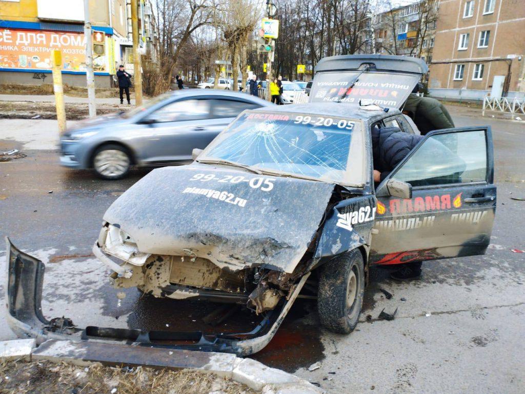 При столкновении двух легковушек на улице Островского пострадали два человека