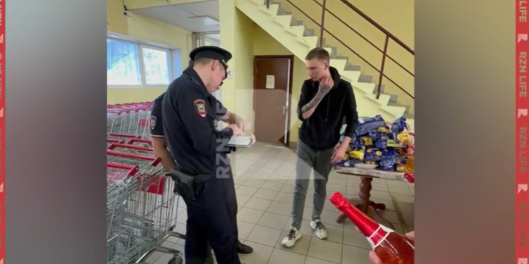 В Рязани мужчина разгромил местный супермаркет В Рязани мужчина разгромил местный супермаркет