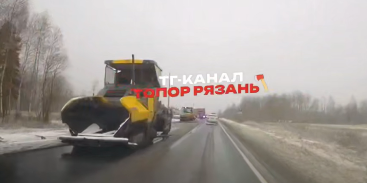 Рязанские водители засняли дорожников, кладущих асфальт во время снегопада Рязанские водители засняли дорожников, кладущих асфальт во время снегопада