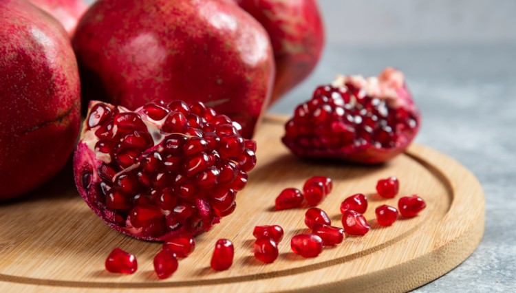 Диетолог Галина Волкова назвала полезные и вредные свойства граната