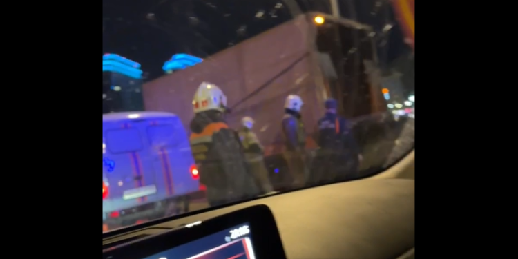 На Северной окружной произошло ДТП с участием фуры и легковушки