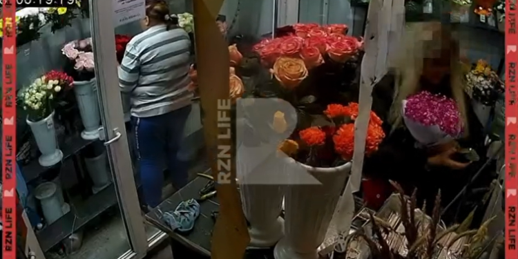 Рязанка украла букет из цветочной палатки Рязанка украла букет из цветочной палатки