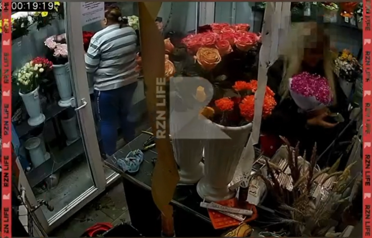 Рязанка украла букет из цветочной палатки