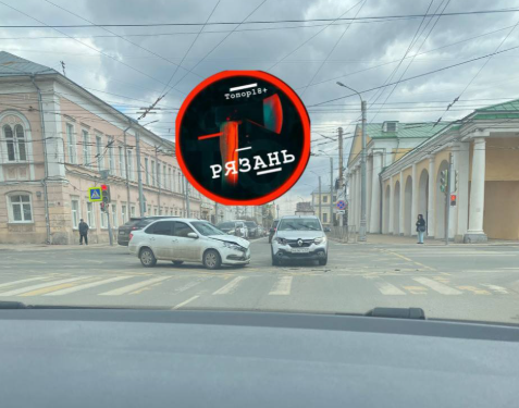 В центре Рязани столкнулись две легковушки