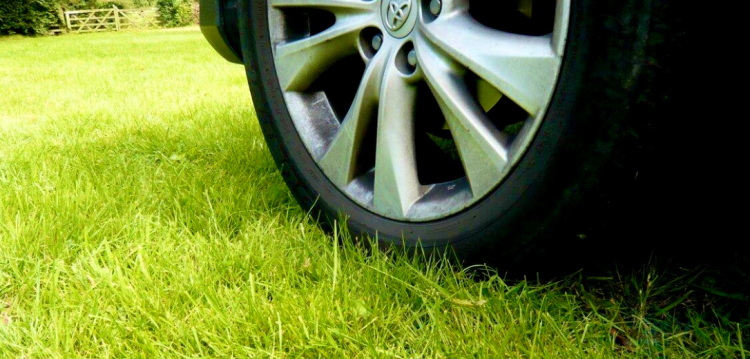 С начала года года за парковку на газонах оштрафовали 9437 водителей-нарушителей