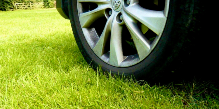 С начала года года за парковку на газонах оштрафовали 9437 водителей-нарушителей