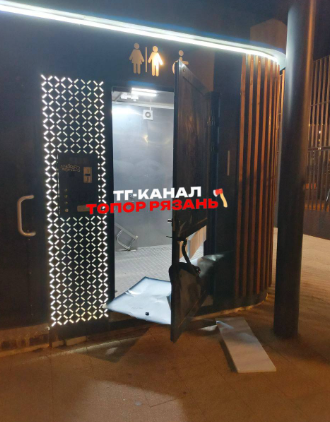 На рязанском Лыбедском бульваре вандалы разгромили кабинку общественного туалета