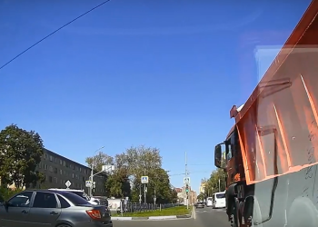 Рязанский водитель заснял опасную езду самосвала