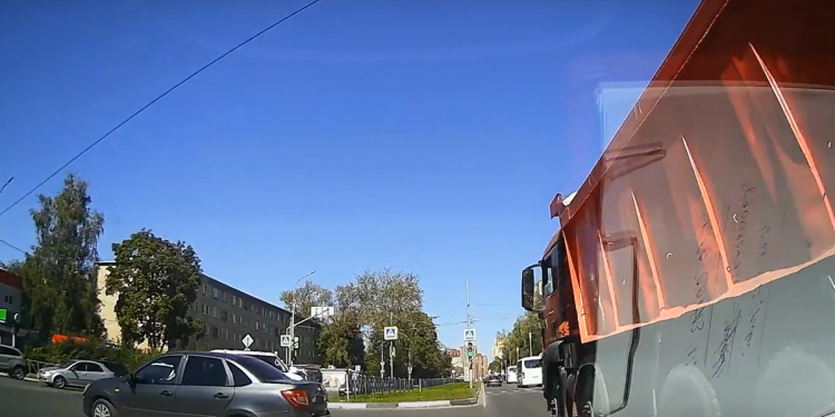 Рязанский водитель заснял опасную езду самосвала