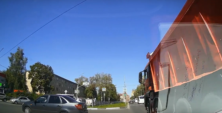 Рязанский водитель заснял опасную езду самосвала