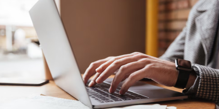 Юрист Рыбакова рассказал, кто в мае может рассчитывать на повышенную зарплату