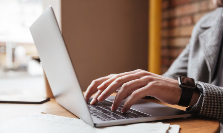 Юрист Рыбакова рассказал, кто в мае может рассчитывать на повышенную зарплату