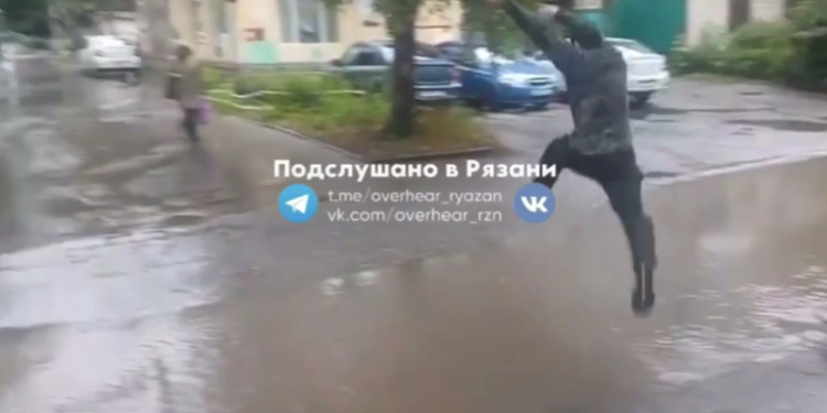 Рязанцы вынуждены перепрыгивать через огромные лужи