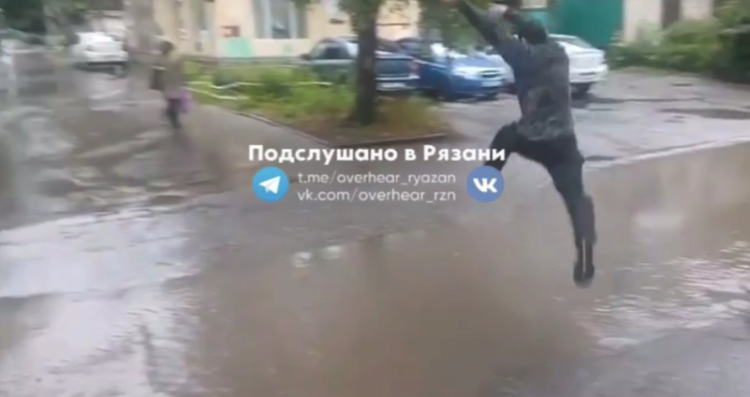 Рязанцы вынуждены перепрыгивать через огромные лужи