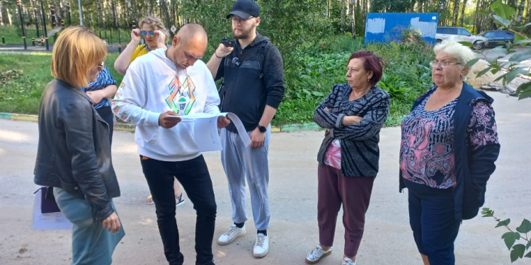 Рязанцы проконтролировали ход ремонта детской площадки на улице Черновицкой