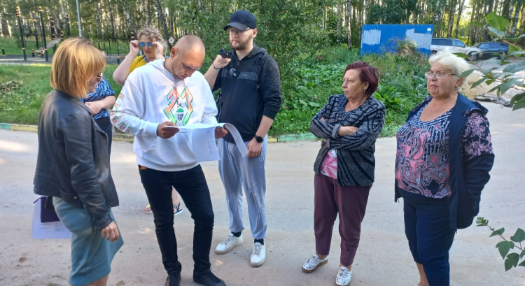 Рязанцы проконтролировали ход ремонта детской площадки на улице Черновицкой