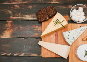 Гастроэнтеролог Сухорукова: частое употребление сыра может вызвать мигрень