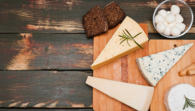 Гастроэнтеролог Сухорукова: частое употребление сыра может вызвать мигрень