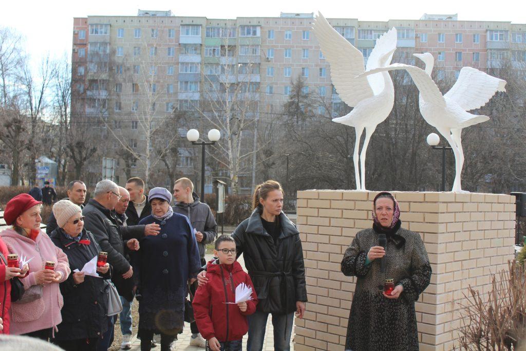 В рязанском Сквере белых журавлей прошла акция памяти о погибших в "Крокусе"