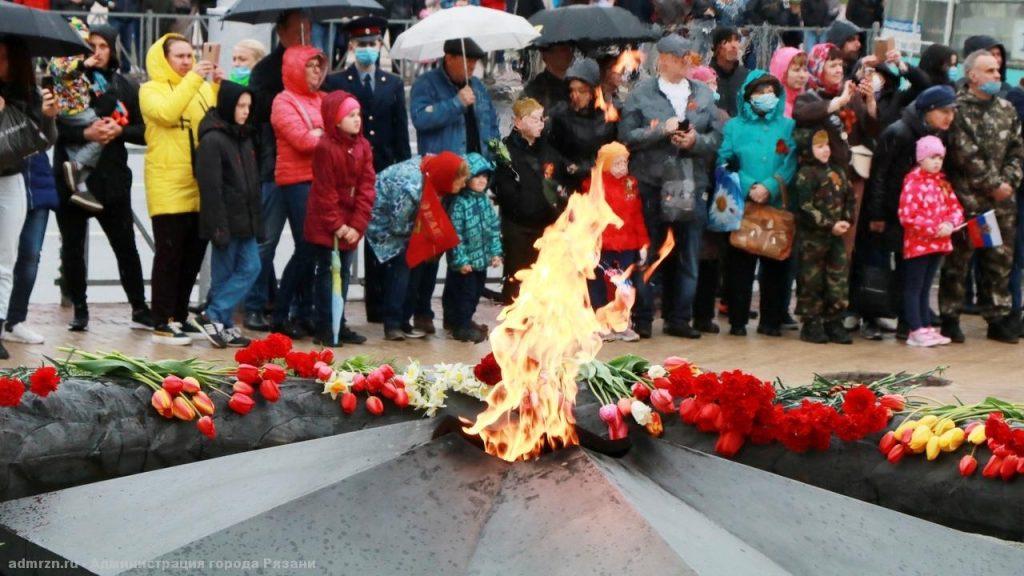 Рязанцы возложили гирлянду воинской славы к Вечному огню на площади Победы
