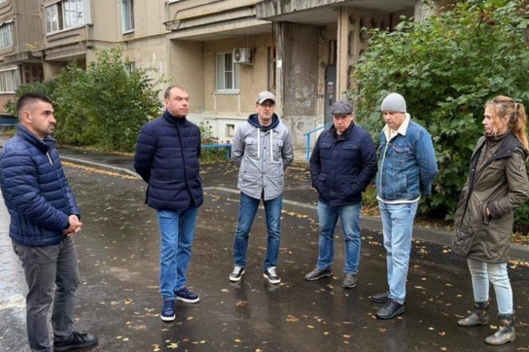 На улице Кирпичный завод прошла приемка работ по благоустройству придомовой территории