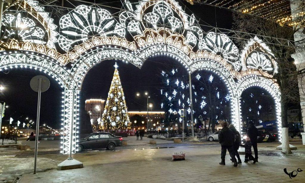 Рязанцы любуются новыми новогодними украшениями в центре города