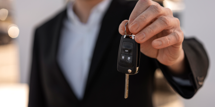 Получившим травмы на производстве рязанцам вручили ключи от автомобилей